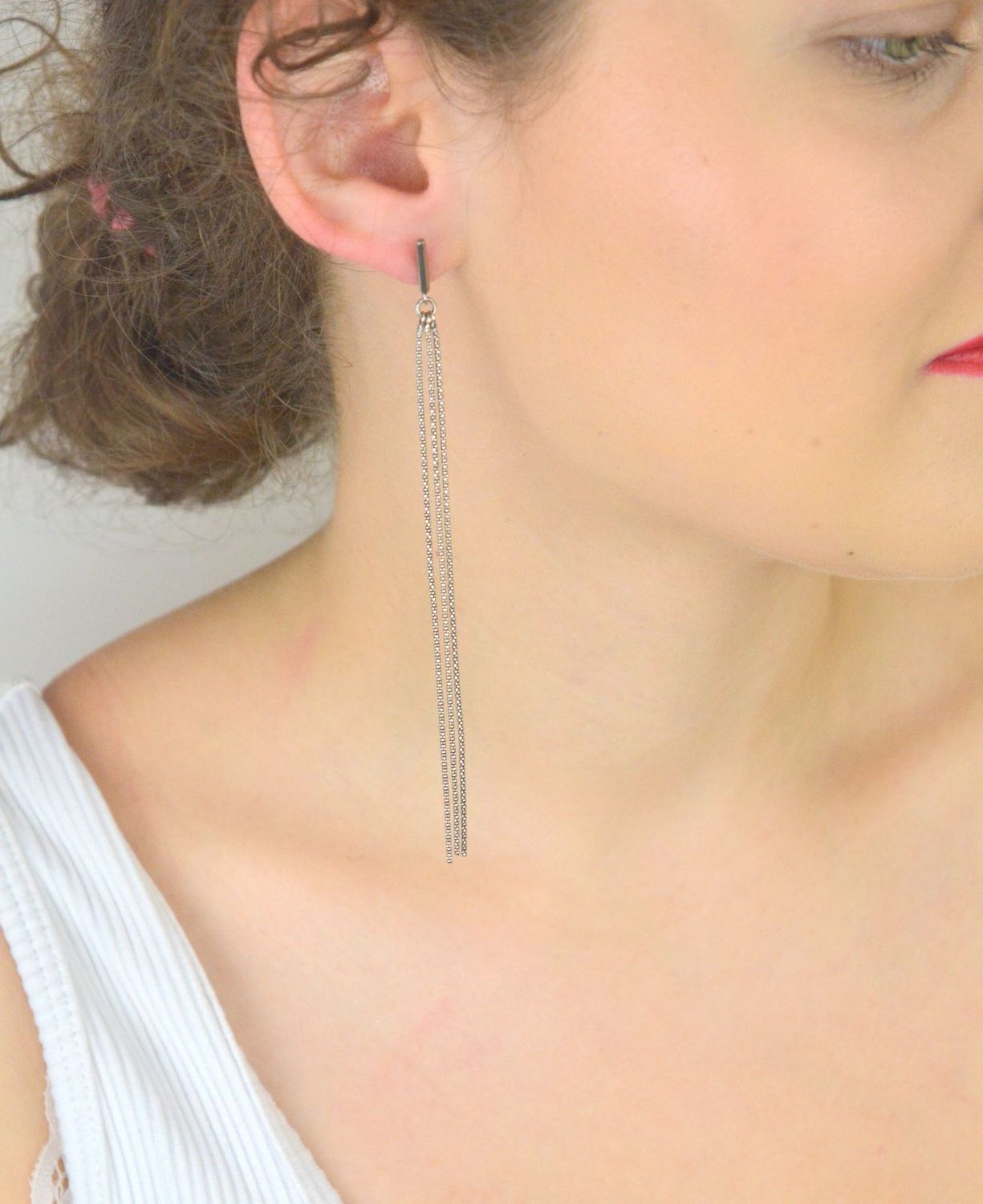 Kolczyki damskie srebrne 925 OR RM 20867 053 z trzema łańcuszkami. Długość 12 cm, zapięcie na sztyft, waga 3,60 g. Eleganckie, długie kolczyki na specjalne okazje.1.jpg